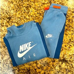 Boys Nike jogging set (boys size 8)